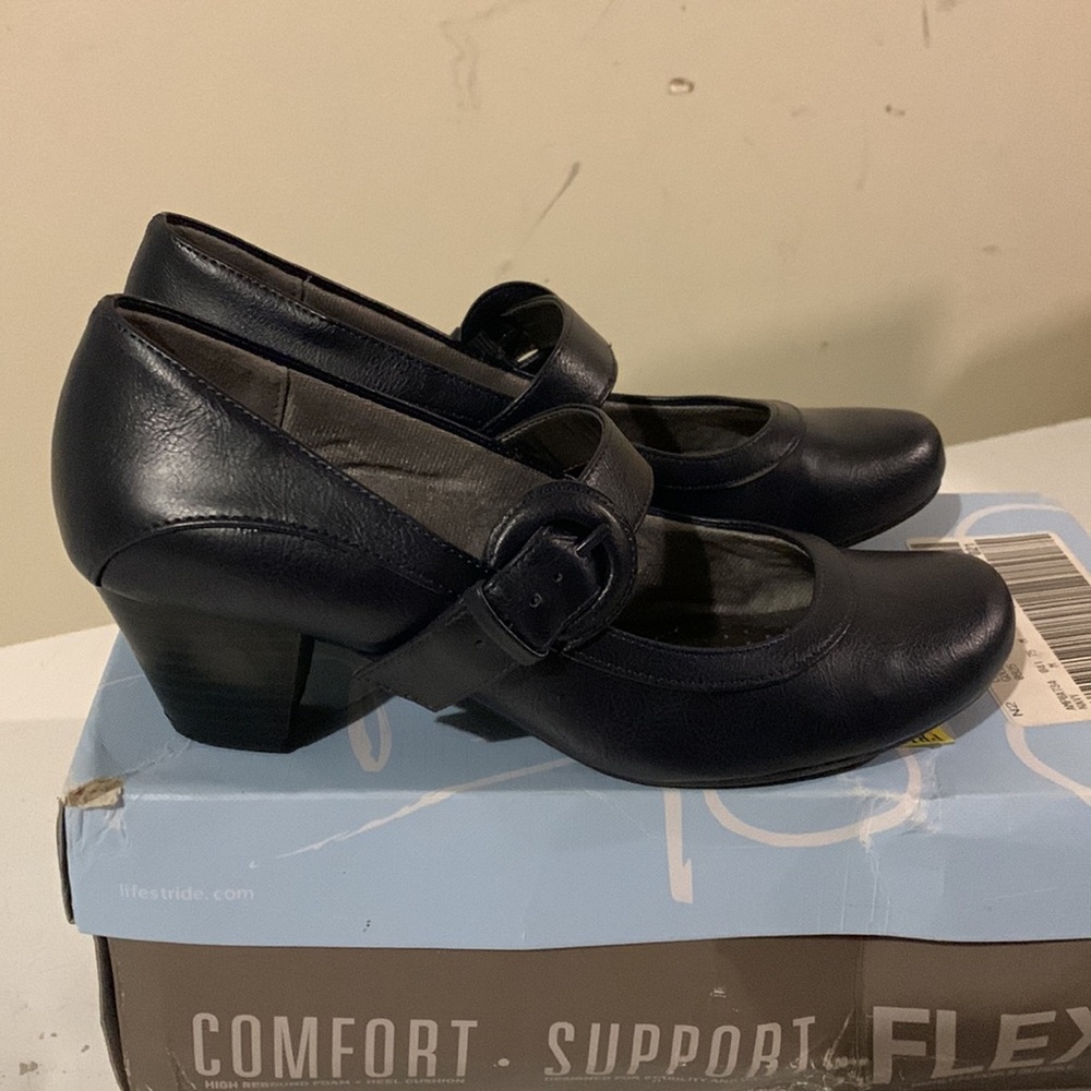 Brand new size 7.5 rozz,navy kylie life stride heels